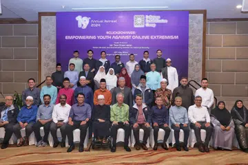 Menteri Kanan yang juga Menteri Penyelaras bagi Keselamatan Negara, Encik Teo Chee Hean (barisan depan, tujuh dari kiri) diiringi Pengerusi Bersama RRG, Ustaz Dr Mohamed Ali (barisan depan, enam dari kanan) dan Ustaz Mohamad Hasbi Hassan (barisan depan, enam dari kiri); Mufti Dr Nazirudin Mohd Nasir (barisan depan, empat dari kanan); Presiden Muis, Encik Encik Saat A. Rahman (barisan depan, lima dari kanan); dan Ketua Eksekutif Muis, Encik Kadir Maideen (barisan depan, lima dari kiri); bergambar bersama para asatizah dan kaunselor RRG semasa Rahat Tahunan Kumpulan RRG yang ke-19 di Shangri-La Rasa Sentosa pada 29 Mei.