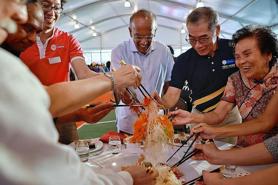 DIRASMIKAN: Menteri Ehwal Dalam Negeri merangkap Undang-Undang, Encik K. Shanmugam (ketiga dari kanan) dan Ketua Pegawai Eksekutif serta pengasas Perkhidmatan Masyarakat New Hope, Paderi Andrew Khoo (kedua dari kanan) kelihatan mencampak 'lo hei' ketika perasmian Pusat Rehat dan Latihan Kemahiran Hidup Kampung Siglap semalam. - Foto BH oleh JASON QUAH