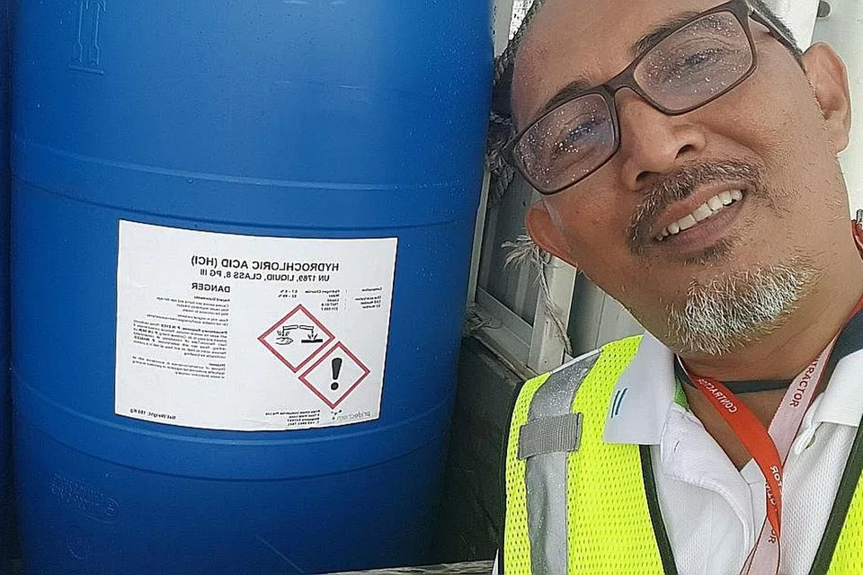 TUGAS MENCABAR: Sewaktu tempoh antara April dengan Jun - tatkala Singapura menjalani langkah pemutus rantaian jangkitan - Encik Sulaiman perlu merancang pelan sandaran dan mengorbankan lebih banyak masa jika operasi pengumpulan bahan sisa menghadapi gangguan seperti pekerja pengumpulan sisa asing yang perlu diasingkan dalam dormitori untuk membendung jangkitan. - Foto ihsan ENCIK SULAIMAN ABDUL RAHMAN