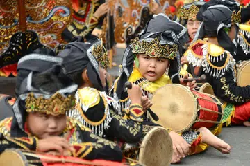 BILANGAN MENINGKAT: Semakin ramai pelancong melawat Bali kerana ingin menikmati pemandangan alam semula jadi selain menikmati adat dan budaya pulau peranginan Indonesia itu. - Foto AFP