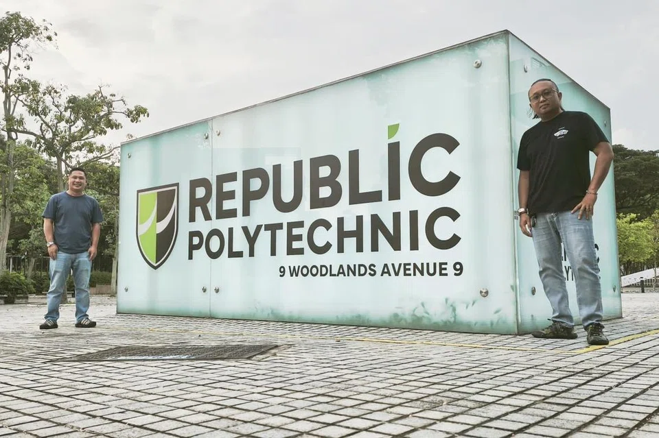 Allahyarham Syafidi (kiri) bersama rakan karibnya, Encik Muhammad Faizal Abdullah (kanan), merakam kenangan pada hari terakhir peperiksaan diploma mereka Februari lalu. 