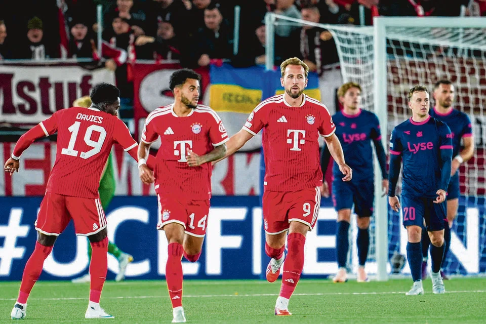 Penyerang England Bayern Munich, Harry Kane (kanan), meraikan gol penyamaan 2-2 bersama rakan sepasukan dalam perlawanan Liga Jeara-Juara antara Viking FK dengan FC Bayern Munich di Stavanger, Norway, pada 13 Oktober.