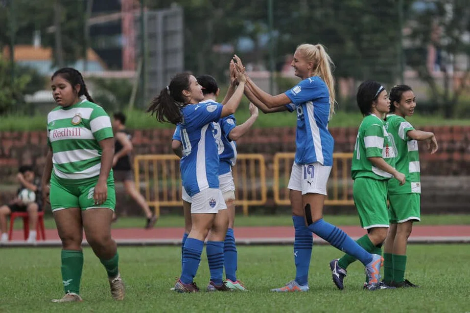 RAIKAN GOL: Pemain Lion City Sailors, Julia Farr (nombor 19), meraikan bersama rakannya jaringan pertamanya semasa menentang Geylang International dalam perlawanan Liga Perdana Wanita (WPL) di Stadium Clementi pada Ahad.