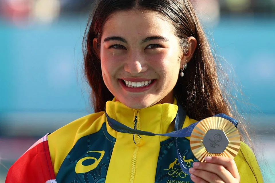 Arisa Trew, 14 tahun, dengan pingat emasnya di La Concorde Paris pada 6 Ogos. Trew adalah atlet termuda dari Australia yang memenangi pingat Olimpik.