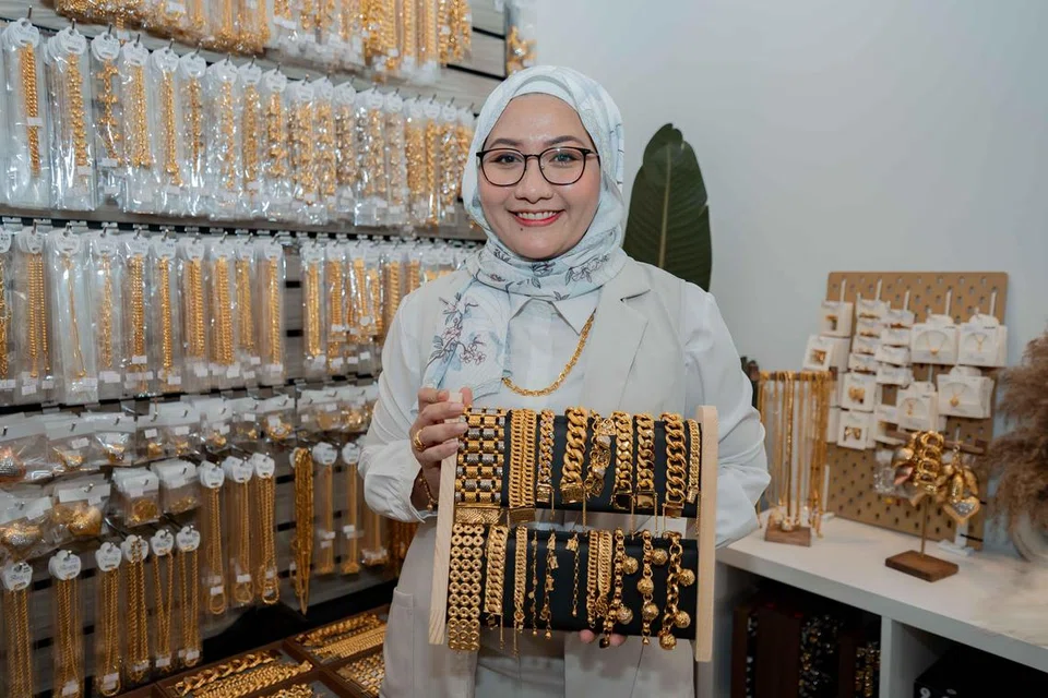 Pelbagai bentuk perhiasan emas suasa dan emas Bangkok dijual di kedai Luxe Hanis di Centropod, 80 Changi Road. Pemiliknya, Cik Norhanis Abdullah, tetap menjalankan pemasaran secara langsung atau ‘live’ di TikTok hampir setiap hari.