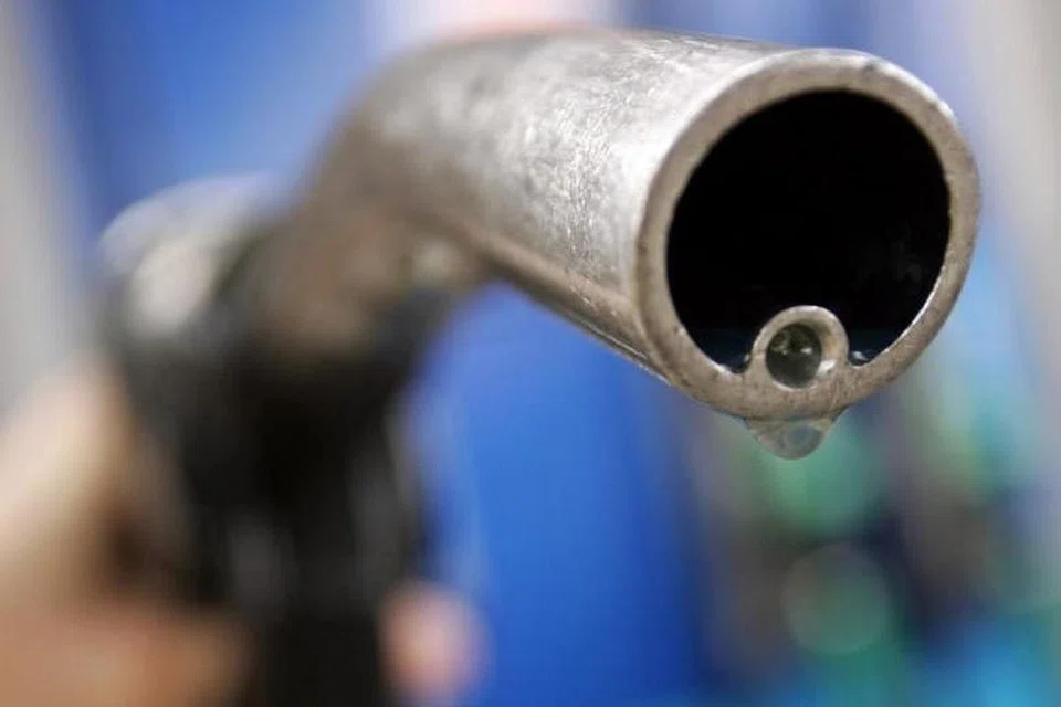 KEPERLUAN GLOBAL: Harga minyak kekal utuh hari ini, disebabkan permintaan yang tinggi dan ketidaktentuan politik di Syria, meskipun meningkatnya kegiatan penggerudian di Amerika yang membataskan keuntungan. - Foto REUTERS