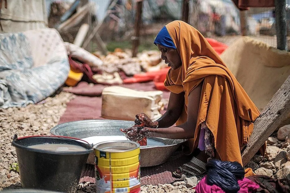 KEMISKINAN TERUS MENINGKAT: Di serata dunia, dianggarkan 1.3 bilion orang mengalami kemiskinan berbilang dimensi. Kira-kira separuh atau 644 juta adalah kanak-kanak di bawah usia 18 tahun. Kelihatan seorang wanita, Cik Yurub Abdi Jama, 35 tahun, ibu lapan anak, membasuh baju di rumahnya di sebuah penempatan untuk pelarian di luar bandar Hargeisa, Somaliland, yang dirakamkan pada 16 September tahun lalu. - Foto AFP