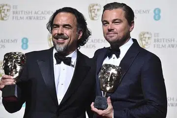 ANUGERAH BERGANDA: Pelakon filem The Revenant, Leonardo Dicaprio (kanan), yang menerima anugerah bagi pelakon lelaki terbaik bersama pengarah filem tersebut, Alejandro Gonzalez Inarritu, sebagai pemenang anugerah bagi pengarah terbaik di BAFTA 2016, pada Ahad lalu. - Foto AFP