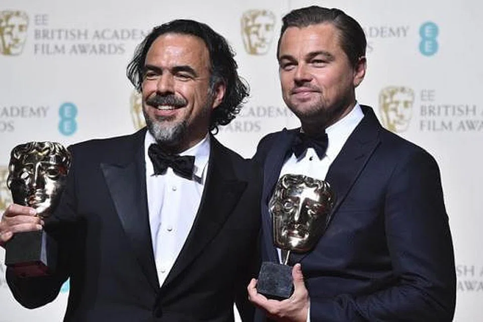 ANUGERAH BERGANDA: Pelakon filem The Revenant, Leonardo Dicaprio (kanan), yang menerima anugerah bagi pelakon lelaki terbaik bersama pengarah filem tersebut, Alejandro Gonzalez Inarritu, sebagai pemenang anugerah bagi pengarah terbaik di BAFTA 2016, pada Ahad lalu. - Foto AFP