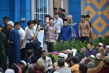 Perdana Menteri, Encik Lawrence Wong (melambai tangan) menghadiri acara berbuka puasa di Masjid Al-Istighfar pada 4 Mac. Beliau diiringi Presiden Majlis Ugama Islam Singapura (Muis), Encik Saat Abdul Rahman (di sebelahnya).