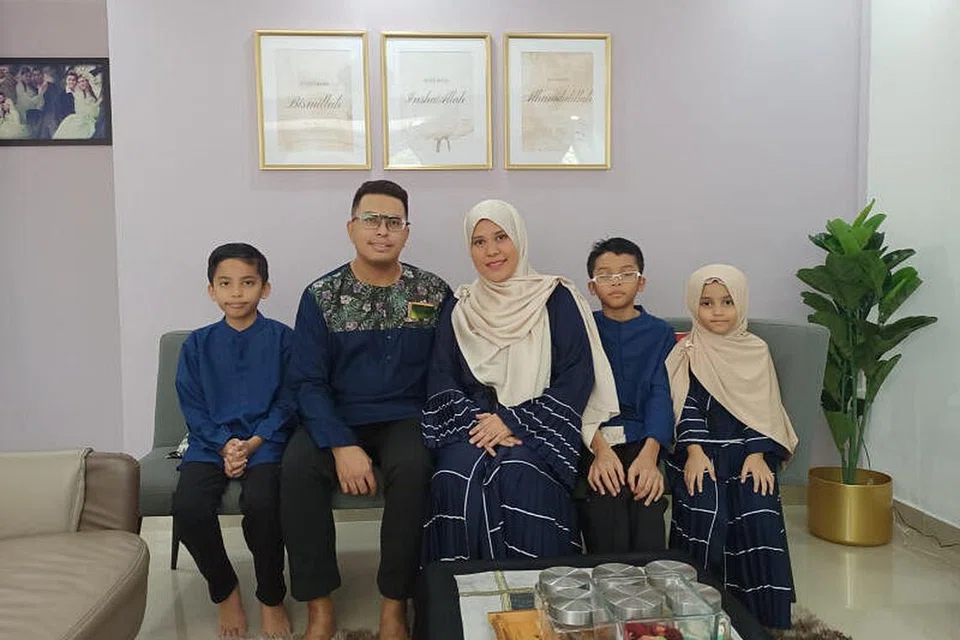REDHA PEMERGIANNYA: Cik Mardalina (tengah) redha dengan pemergian anak bongsunya, Raisya Ufairah (kanan) yang kini amat dirindui anggota keluarganya termasuk ayahnya Encik Mohammed Ashraff Hussin (dua dari kiri) serta abang-abangnya yang kembar, Qayyim Fazhan (kanan) dan Qayyim Iylhan (dua dari kanan). 