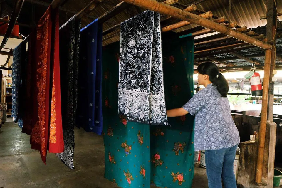 Kain batik dijemur setelah selesai proses pewarnaan batik dan sesudah dicuci. 