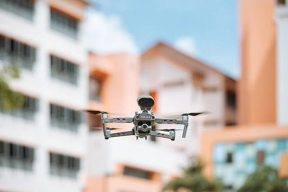 GUNAKAN TEKNOLOGI UNTUK PENGAWASAN: Dron yang telah menjalani percubaan di kawasan industri di barat Singapura tahun lalu, akan digunakan untuk pengawasan, rondaan dan mengesan kejadian dari jauh. - Foto SPF
