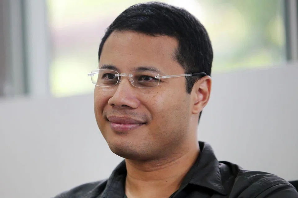 ENCIK DESMOND LEE.
