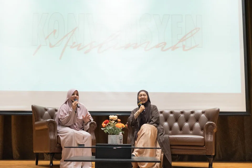 Ustazah Shameem Sultan (kiri) yang menyampaikan ceramah berjudul, ‘Rasa Bersalah Seorang Ibu’ di Konvensyen Muslimah di Masjid Sultan pada17 November, anjuran Masjid Jamiyah Ar-Rabitah, dengan majlis dihoskan oleh Cik Marina Yusoff (kanan).