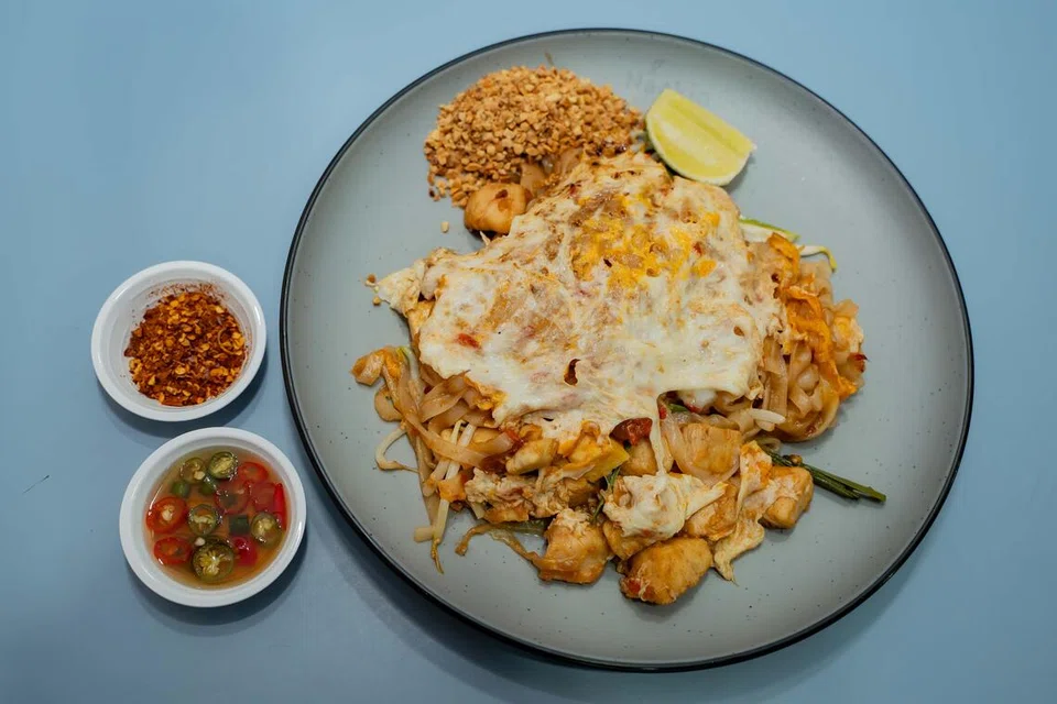 naakin, pad thai