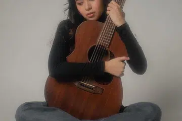 SATUKAN SERUMPUN BANGSA: Bintang 'indie' Filipina, Clara Benin, tertarik dengan persamaan bahasa Tagalog dengan bahasa Indonesia dan bahasa Melayu lantas menghasilkan versi Indonesia lagu 'Tila' yang terkenal menjadi 'Suara Hati. - Foto INSTAGRAM CLARA BENIN