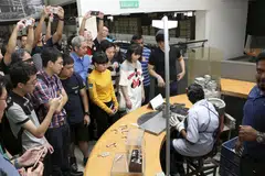MELAWAT ROYAL SELANGOR PEWTER: Pelajar ITE menyaksikan pekerja membentuk piuter yang dicairkan menjadi pelbagai barangan seperti cawan dan bingkai gambar. - Foto ITE
