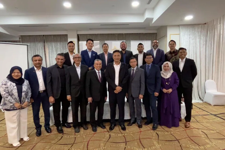 LEMBAGA PENGARAH DPPMS: Encik Abu Bakar Mohd Nor, presiden (depan, enam dari kiri); Encik Azhar Othman, timbalan presiden (depan, tiga dari kanan); bersama anggota lembaga pengarah Dewan Perniagaan dan Perusahaan Melayu Singapura (DPPMS), yang dipilih dalam Mesyuarat Agung Tahunan (AGM) di Village Hotel Bugis pada Khamis. Turut bergambar ialah mantan Menteri Negara Kanan, Encik Zainul Abidin Rasheed (empat dari kiri) dan mantan Anggota Parlimen, Encik Ahmad Magad, anggota jawatankuasa bebas AGM. 