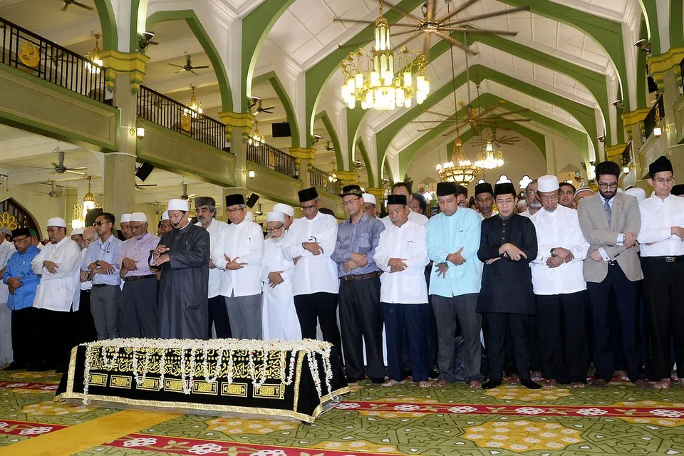 SOLAT JENAZAH: Sekitar 1,000 anggota jemaah melaksanakan solat jenazah yang dipimpin Mufti Dr Mohamed Fatris Bakaram di Masjid Sultan. - Foto JOHARI RAHMAT