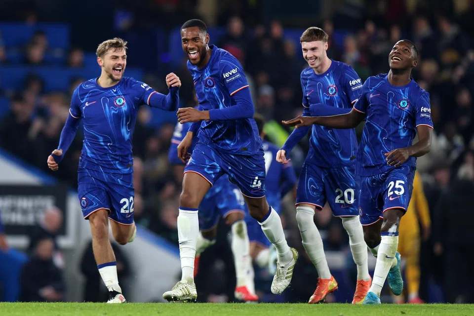Pemain pertahanan Chelsea, Tosin Adarabioyo (dua dari kiri) meraikan gol pertama Chelsea bersama rakan pasukannya ketika menentang Wolves di saingan Liga Perdana England (EPL) pada 21 Januari (waktu Singapura) di stadium Stamford Bridge. 