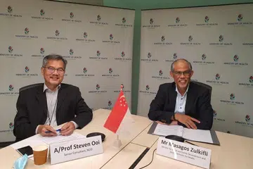 PERJUANGAN SEISI MASYARAKAT: Encik Masagos Zulkifli Masagos Mohamad (kanan) yang ditemani Konsultan Kanan Pusat Nasional Bagi Penyakit Berjangkit (NCID), Profesor Madya Steven Ooi, dalam sidang maya bersama wakil Penguasa Palestin (PA) menyifatkan situasi Covid-19 di Singapura kian menampakkan kemajuan dengan hanya kes import sahaja dikesan dengan bilangan kes masyarakat dan dormitori yang rendah, kerana langkah aktif penduduk melawan virus ini dan mengamalkan langkah jarak selamat. - Foto FACEBOOK ENCIK MASAGOS ZULKIFLI MASAGOS MOHAMAD 