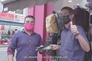 GANJARAN MEMANDU SECARA SELAMAT: Dr Faishal memberi cenderahati kepada salah seorang pemandu yang 'ditangkap' kerana memandu secara selamat. - Foto MUHAMMAD FAISHAL IBRAHIM/FACEBOOK