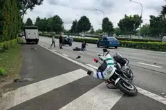 Seorang pegawai Penguasa Pengangkutan Darat (LTA) dilihat terbaring di jalan raya selepas nahas pada 4 Jun 2024.
