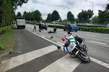Seorang pegawai Penguasa Pengangkutan Darat (LTA) dilihat terbaring di jalan raya selepas nahas pada 4 Jun 2024.
