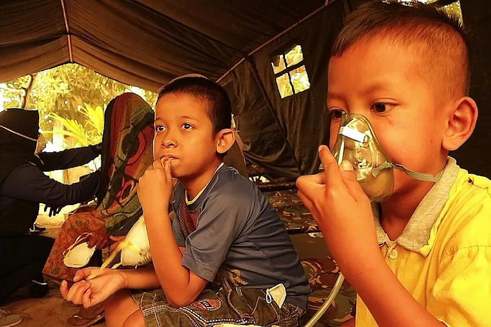 KESAN EKONOMI DAN SOSIAL: Beberapa penerbangan terpaksa dibatalkan disebabkan jerebu yang melanda sekali gus menjejas sudut ekonomi selain menimbulkan gejala kesihatan kepada mereka yang terjejas dek bahan toksik yang dihidu di udara. - Foto AFP