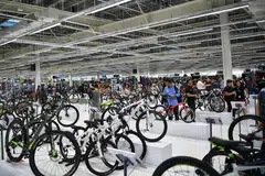 PELBAGAI YANG DITAWARKAN: Decathlon Singapore Lab, yang terletak di Stadium Boulevard, dijangka memberi pengalaman baru di Singapura menerusi ruang runcitnya yang seluas 5,000 meter persegi. - Foto BH oleh ARIFFIN JAMAR