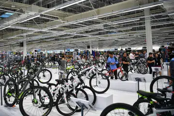 PELBAGAI YANG DITAWARKAN: Decathlon Singapore Lab, yang terletak di Stadium Boulevard, dijangka memberi pengalaman baru di Singapura menerusi ruang runcitnya yang seluas 5,000 meter persegi. - Foto BH oleh ARIFFIN JAMAR