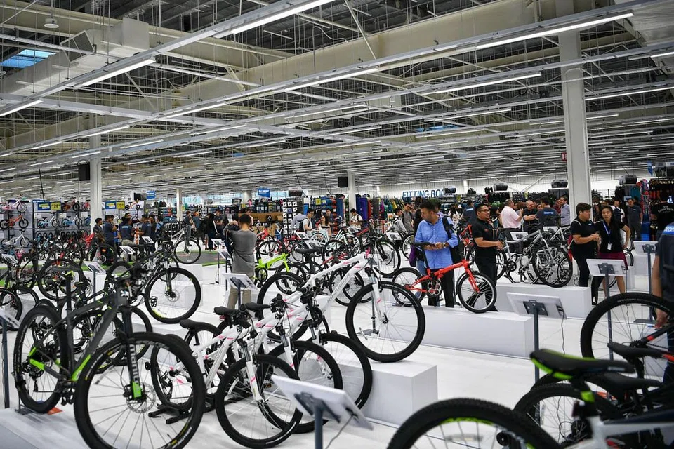 PELBAGAI YANG DITAWARKAN: Decathlon Singapore Lab, yang terletak di Stadium Boulevard, dijangka memberi pengalaman baru di Singapura menerusi ruang runcitnya yang seluas 5,000 meter persegi. - Foto BH oleh ARIFFIN JAMAR