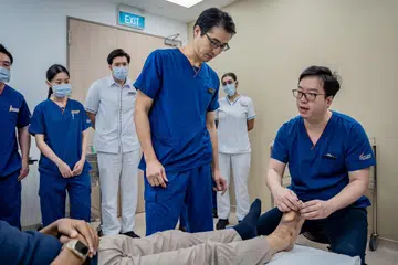 BAWAH SATU BUMBUNG: Pasukan penjagaan khas pelbagai disiplin di Hospital Besar Sengkang (SKH) memastikan mereka akan bersama pesakit dari awal mereka dirawat ke hospital hingga selepas mereka menjalani pembedahan. 