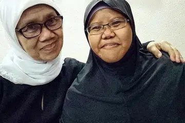 PERMATA SENI: Walaupun sudah berusia 78 tahun, suara Cik Rahimah Simen (kiri) tetap merdu dan lunak seperti dulu. Bergambar bersamanya ialah penulis, Ukhti Aminah. - Foto ihsan UKHTI AMINAH
