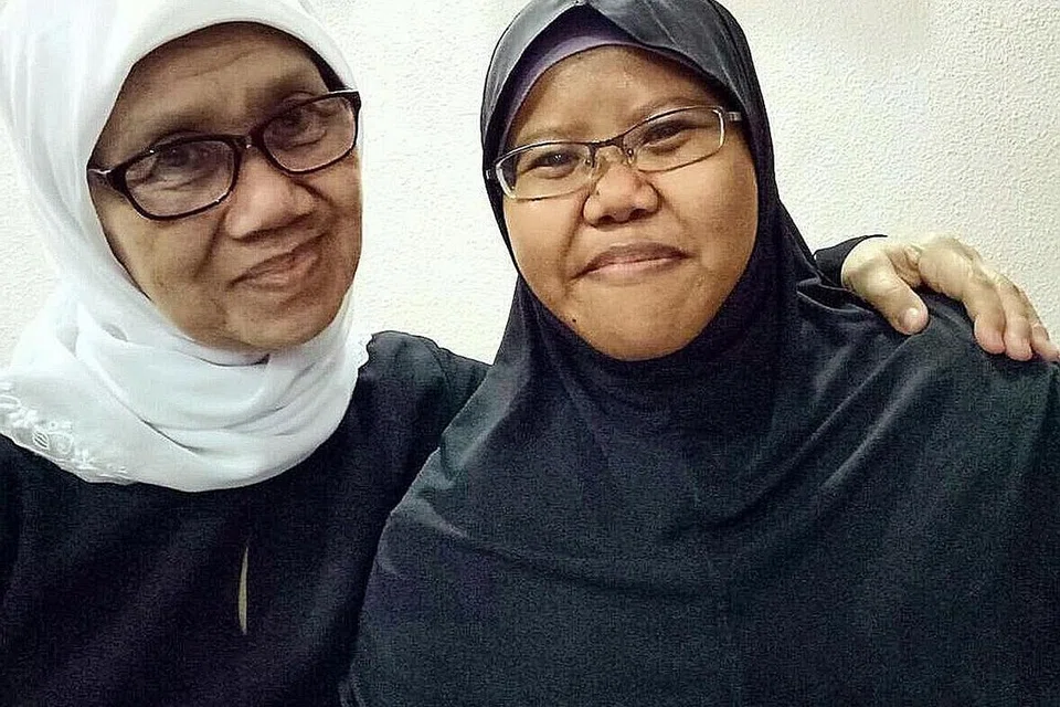 PERMATA SENI: Walaupun sudah berusia 78 tahun, suara Cik Rahimah Simen (kiri) tetap merdu dan lunak seperti dulu. Bergambar bersamanya ialah penulis, Ukhti Aminah. - Foto ihsan UKHTI AMINAH