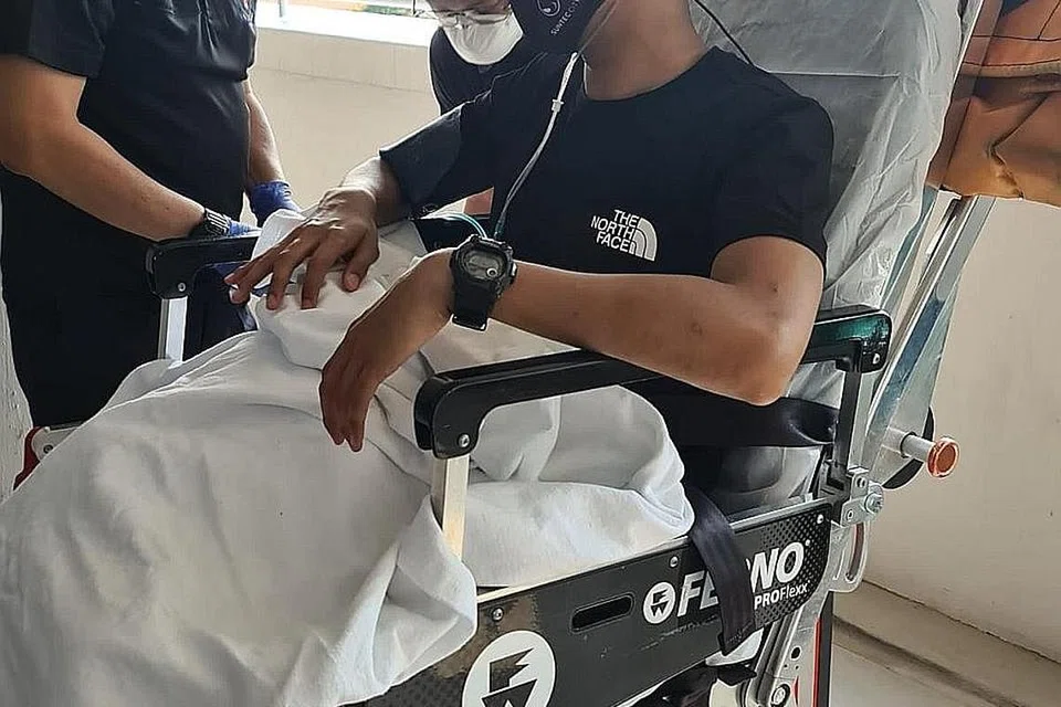 SELAMATKAN MANGSA KEBAKARAN: Encik Nasiruddin dihantar ke hospital selepas kejadian itu. - Foto WANBAO