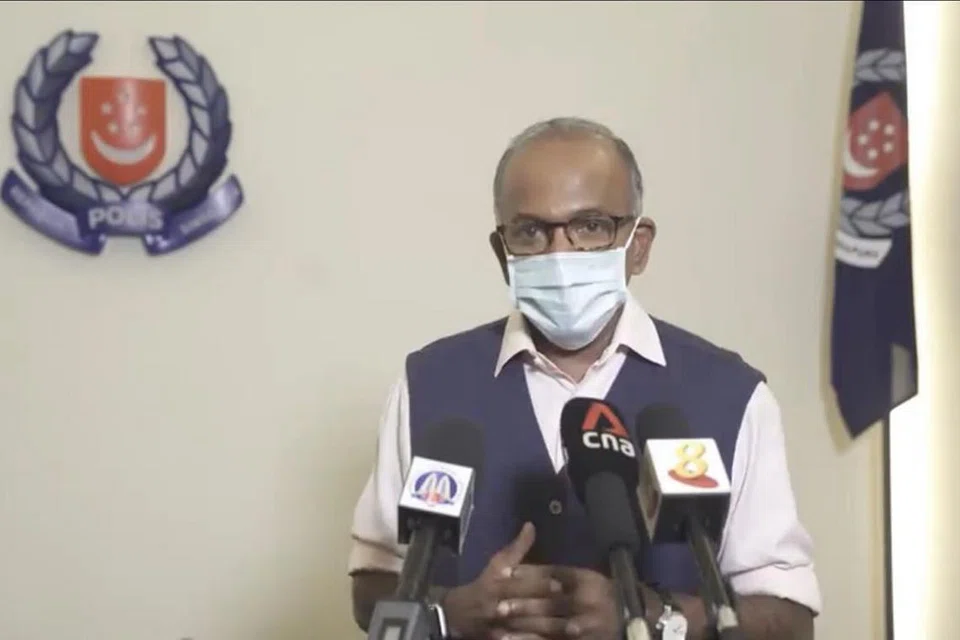 PERTAHAN PEGAWAI POLIS: Dalam pertemuan bersama media di ibu pejabat polis di New Phoenix Park pada Selasa (25 Mei), Menteri Undang-Undang merangkap Ehwal Dalam Negeri, Encik K. Shanmugam, minta orang ramai menonton sendiri video yang terakam dari kamera lekap tubuh pihak polis yang jelas berbanding video yang tersebar dalam talian mendakwa dua pegawai polis membuli wanita tua yang tidak menggunakan pelitup di Yishun. - Foto TANGKAP LAYAR VIDEO YOUTUBE THE STRAITS TIMES
