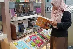 PELBAGAI BARANGAN UNTUK SETIAP LAPISAN MASYARAKAT: Masjid Mujahidin menyediakan kios di pekarangan masjid bagi jemaah melihat serta membeli pelbagai barangan yang dijual menerusi daya usaha ShopTribute. - Foto MASJID MUJAHIDIN