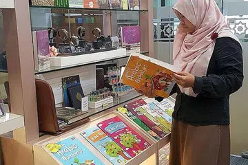 PELBAGAI BARANGAN UNTUK SETIAP LAPISAN MASYARAKAT: Masjid Mujahidin menyediakan kios di pekarangan masjid bagi jemaah melihat serta membeli pelbagai barangan yang dijual menerusi daya usaha ShopTribute. - Foto MASJID MUJAHIDIN