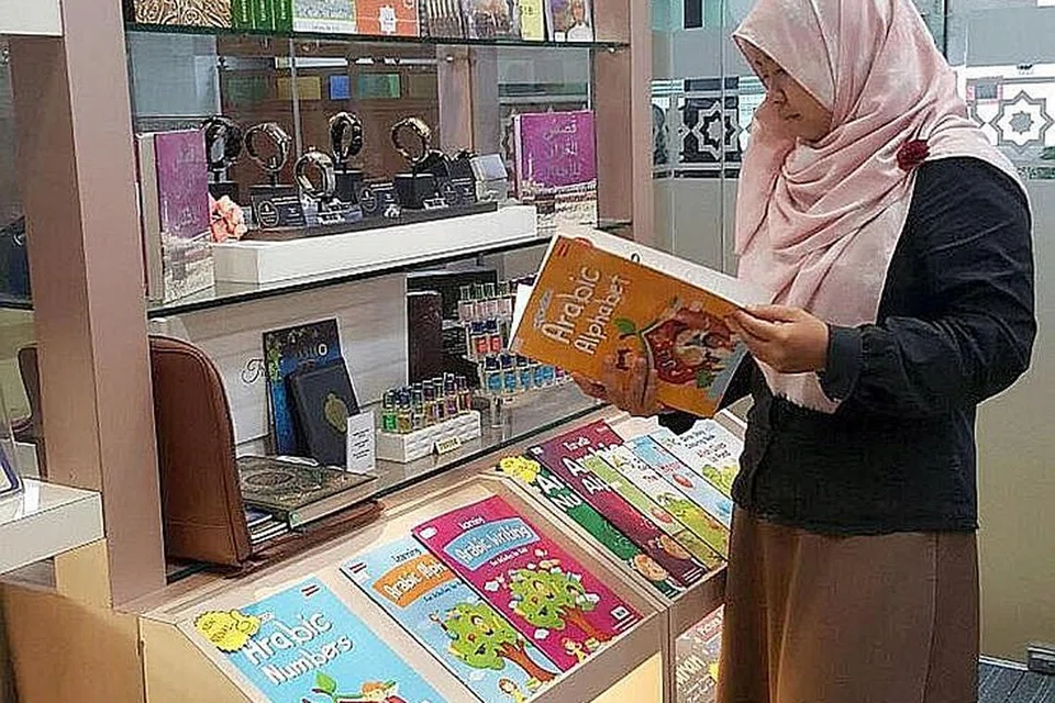 PELBAGAI BARANGAN UNTUK SETIAP LAPISAN MASYARAKAT: Masjid Mujahidin menyediakan kios di pekarangan masjid bagi jemaah melihat serta membeli pelbagai barangan yang dijual menerusi daya usaha ShopTribute. - Foto MASJID MUJAHIDIN
