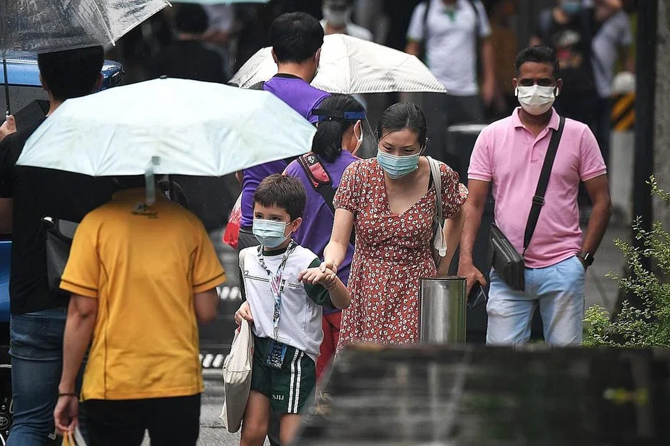 HARUS TERUS BERJAGA-JAGA: Kementerian Kesihatan menggesa orang ramai terus mengamalkan jarak selamat, mematuhi had pergaulan dan memakai pelitup serta mengehadkan pergaulan kepada kumpulan kecil ketika menjalani kehidupan harian. - Foto BH oleh KUA CHEE SIONG