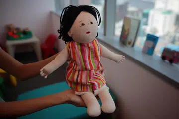 Anak patung yang betul secara anatomi, ditunjukkan dalam satu bilik tempat polis berbual dengan mangsa kes penganiayaan seksual kanak-kanak. 