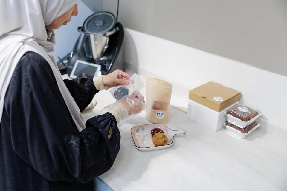 Setelah suaminya mendorongnya untuk berhenti bekerja, Cik Idah akhirnya berpeluang memberi lebih perhatian kepada minatnya dalam membuat kuih dan mengusahakan perniagaannya dari rumah.