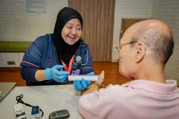 Sharifah Mahanim Syed Ali, yang sedang memeriksa salah seorang pesakitnya begitu komited hinggakan tidak keberatan melakukan tugasan di luar waktu kerja 