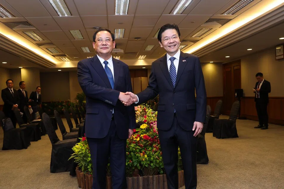 Perdana Menteri Laos, Dr Sonexay Siphandone (kiri), bergambar bersama Perdana Menteri, Encik Lawrence Wong, semasa lawatan beliau ke Singapura pada Julai 2024. Singapura dan Laos, yang merupakan pengerusi semasa Asean, meraikan ulang tahun hubungan diplomatik yang ke-50 pada 2024.