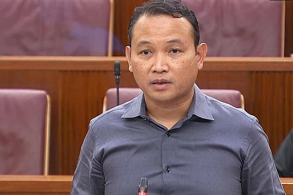 BANTU: Encik Mohd Fahmi mahu pekerja Melayu/ Islam dibantu. - Foto fail