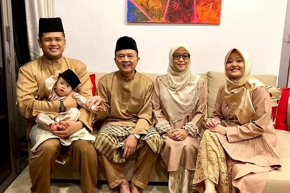 GESA MASYARAKAT LEBIH INKLUSIF: Cik Rahayu Mahzam (kanan) bersama keluarganya, termasuk anaknya Muhamad Ayden Imad, semasa Hari Raya Aidilfitri yang baru berlalu. - Foto FACEBOOK RAHAYU MAHZAM
