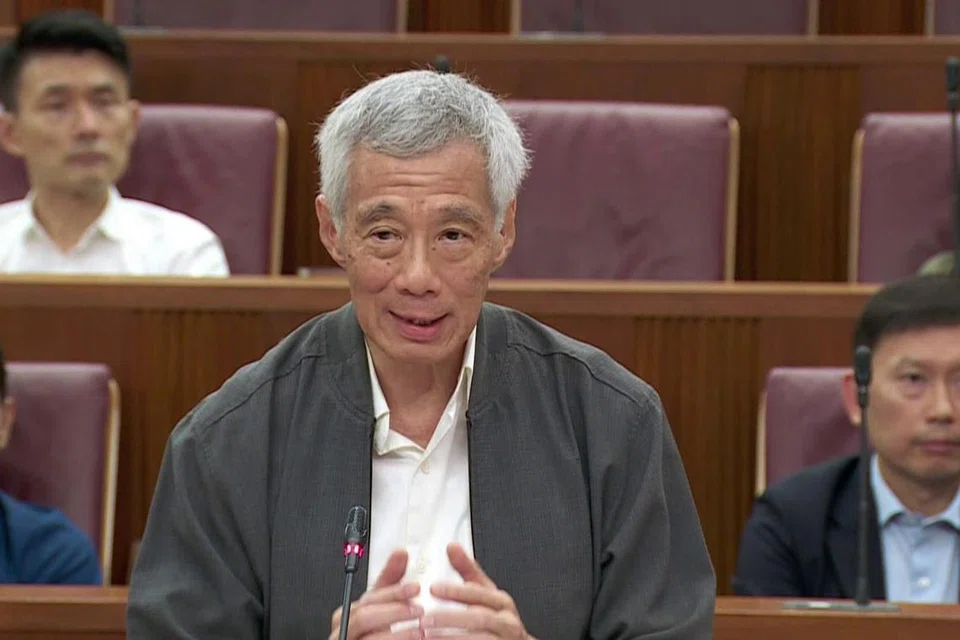 SAMPAIKAN KENYATAAN MENTERI: Encik Lee Hsien Loong dalam kenyataan menterinya berkata beliau sepatutnya bertindak lebih awal berhubung hubungan sulit antara dua anggota partinya.