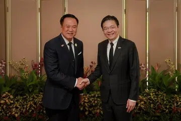 Perdana Menteri, Encik Lawrence Wong (kanan), berjabat tangan dengan rakan sejawatnya dari Thailand, Encik Anuthin Charnvirakul, semasa pertemuan di Kementerian Ehwal Luar (MFA) Singapura, pada 7 November 2025.